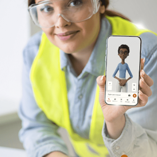 Mulher com roupas de indústria (capacete, óculos de proteção, colete) segura um celular enquanto sorri. Na tela, o Hand Talk App.