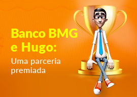 Ilustração com visão frontal e fundo laranja que contém homem branco, cabelo curto preto, óculos, camisa branca, gravata azul, calça jeans, tênis laranja e pernas cruzadas sentado em troféu dourado à direita e o seguintes textos à esquerda: "Banco BMG e Hugo" em amarelo e logo abaixo "Uma parceria premiada" em branco.