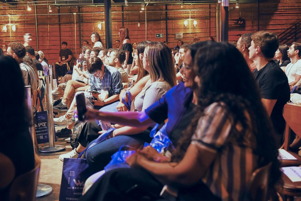 Foto demonstra pessoas sentadas na plateia do Link