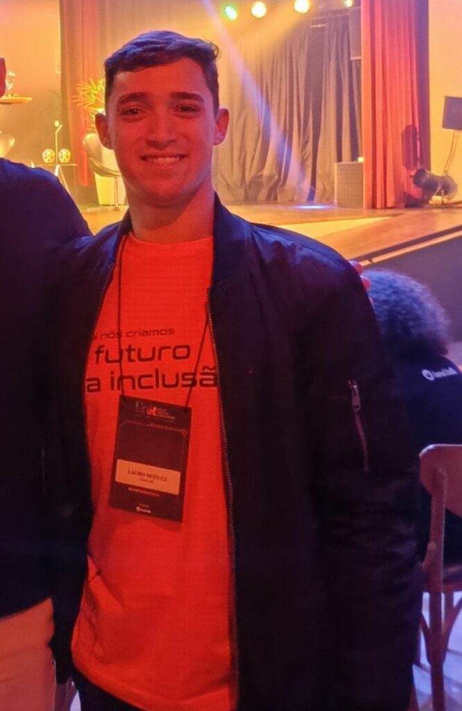 Foto de Lauro Neto sorrindo.