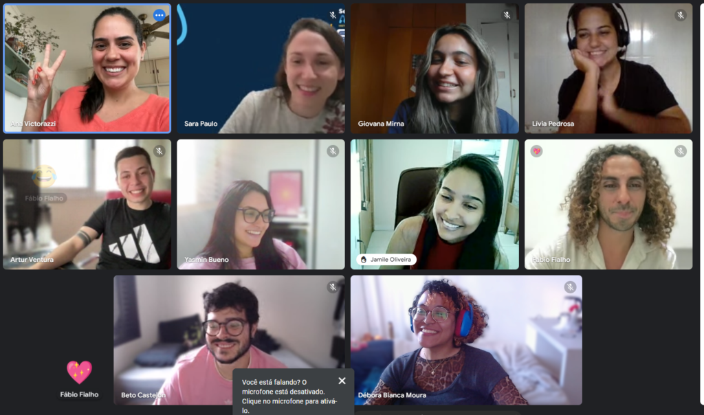 Captura de tela de reunião online da equipe de Marketing da Hand Talk. São 10 pessoas, todas estão sorrindo. 