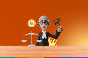 Fundo laranja. Nosso tradutor virtual Hugo está vestido com toga e peruca características de juiz, segurando um malhete. Ao lado, uma balança.